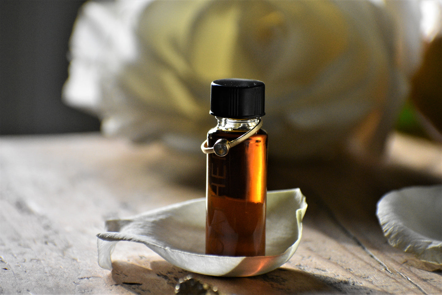 Noude - fruity floral oud, natural perfume by Gather